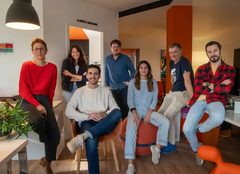 L'équipe de l'agence au complet, assise dans les locaux d'Anglet.